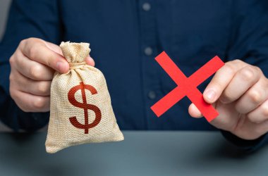 Kızıl haç ve para çantası tutan adam. Borç vermeyi reddediyorum. Teminatı iade etmemek. Satışı reddetmek ve işbirliği yapmak. Fona el koyma riski.