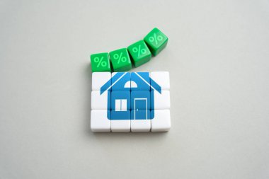 Bir ev al. Kalacak yer için para biriktir. Peşinat ve ipotek. Daha elverişli koşullarda. Artan gayrimenkul fiyatları.