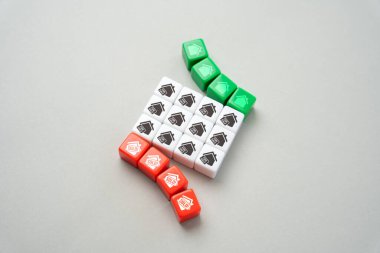 Yeni gelenlerin olduğu emlak piyasası, satılık evler ve başarılı bir şekilde satıldı. Emlakçılar ve konut işleri.