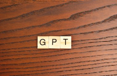 GPT sözcüğüyle tahta bloklar. Yapay zeka yapay zeka sohbet robotu. Yeni teknoloji kavramı