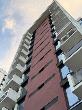 Güneşli bir günde modern bir konut kompleksindeki çok katlı binaların manzarası mavi bir arka plan. Gökdelenler ve gayrimenkul