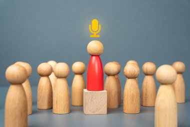 Kürsüde seyircilerine konuşma yapan bir adam. Podcast ya da röportaj. Tartışmalar, ortak hikayeler ve etkili sesler modern iletişimi şekillendirir..