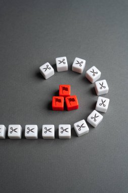 Kırmızı bayrakların kaldırılması ve izin verilen sınırların yükseltilmesi. İlişki sorunları, istismar ya da aile içi şiddet, ihanet ve anlaşmazlıklar. Bir ortağın hak ve özgürlüklerini ihlal etmek.