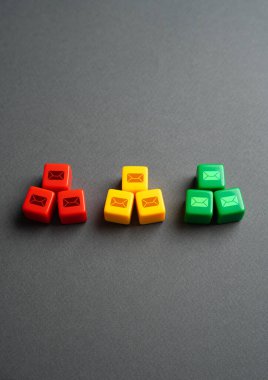 Mektupları kullanışlı ve gereksiz olarak sınıflandır. Öncelikleri aciliyete göre belirleyin. E-posta ve yazışmalar. Olumlu, olumsuz ve kararsız cevaplar.