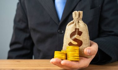 Bir adam bir dolar, bir para çantası ve altın sikke taşır. Sermaye ve Yatırım. Servet kazan. Borç al. Bankacılık ve Finans. Bütçe, gelir ve giderler.