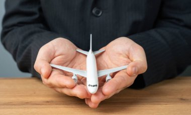 Bir iş adamının ya da memurun avucundaki bir havayolu uçağı. Uçak kiralama ve uçak sigortası. Hava yolculuğunun önemi. Hava taşımacılığı sektöründeki yatırımlar.