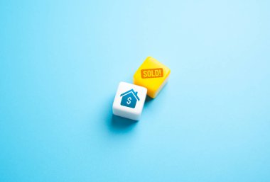 Satılık ev çoktan satıldı. Satılık tabelası olan bir ev. Emlakçılar ve emlakçılar. Pazar, arz ve talep.