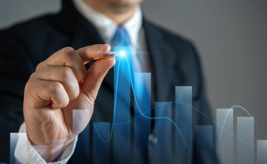 İşadamı en yüksek ekonomik göstergelere dikkat çekiyor. Yüksek gelir, yüksek kar ve anormal satışlar. Ticarette ve ticarette başarı kavramı.