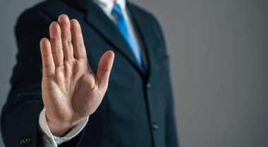 İşadamı elleriyle durmasını söylüyor. Reddetme, kısıtlama ya da tedbir. Çok riskli. Sınırlar koymak, teklifleri reddetmek. İş ahlakı, finansal ihtiyat ya da olumsuz eğilimleri durdurmak. Liderlik