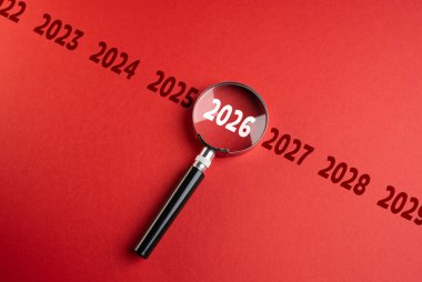 Büyütecin odak noktasındaki yıl ölçeğinde 2026 yılı. Yeni trendler. Finansal tahminler. Stratejik vizyon. Yakın gelecekte küresel olaylar.