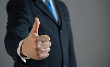 Bir işadamı onay ve kabullenme işareti olarak onay veriyor. Anlaşma tatmini. Pazarlık başarıyla sonuçlandı. Profesyonel tanınma. İş için eleman alımı.