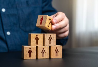 Bir işadamı, bir öncekinin görevden alınmasından sonra liderlik için bir yarışma düzenler. Bir ekibe ya da birliğe liderlik etmesi için bir lider atanması. Şirket işe alımı, yürütme araması.