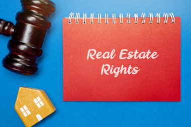 Gayrimenkul hakları kavramı. Bireylerin ya da varlıkların mülkiyet sahibi olma, kullanma ve devretme hakları. Gayrimenkul. Kağıt notlar, ev ve tokmak