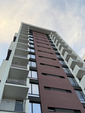 Güneşli bir günde modern bir konut kompleksindeki çok katlı binaların manzarası mavi bir arka plan. Gökdelenler ve gayrimenkul