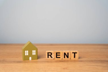 Gayrimenkul, daire ve kiralık konsept. Minyatür ev ve ahşap bloklar.