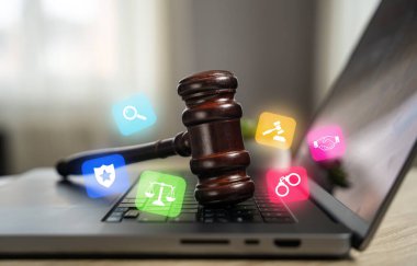 Dizüstü bilgisayarda hakimin çekici. Yasal yardım. Dijital sistemlerin, siber uzayın ve internet teknolojilerinin yasal düzenlemesi. Veri koruması, çevrimiçi gizlilik ve İnternet mevzuatı.
