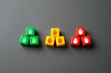 Yumuşaktan şiddetliye üç çeşit yaptırımlar. Üç uyarı. Disiplin eylemleri, hukuki cezalar, ekonomik kısıtlamalar ve düzenleyici tedbirler.