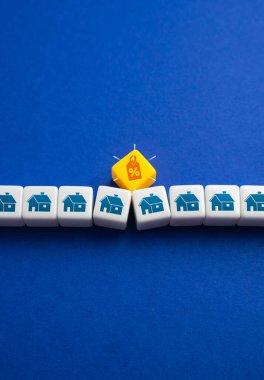 Konut ve gayrimenkul satışında indirim. Emlak tanıtımları, ipotek teşvikleri ve emlak piyasası dalgalanmaları satın alma kararlarını ve yatırım stratejilerini etkiler.