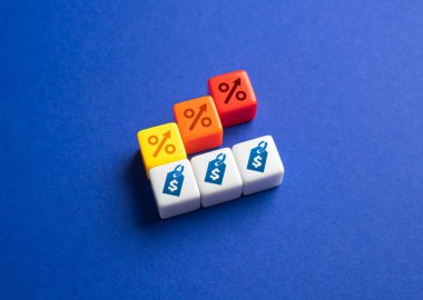 Artan vergi ve ücretlerle yükselen fiyatlar. Enflasyon, mal, hizmet ve yaşam masraflarının artması. Tüketiciler ve işletmeler uygun fiyatlarla mücadele ediyorlar.