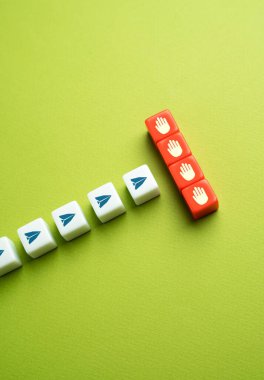 Hareket yolu ve durdurma engeli. Barikatlar, engeller ve yönetmelikler. Kişisel büyüme, zorluklar momentumu durdurur ve stratejik çözümler gerektirir.