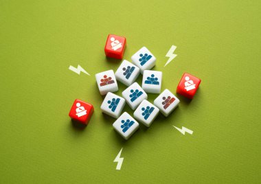 Siyasetçiler ve fikir liderleri bilgi arka planında insanları gergin tutuyor. Kamuoyunu şekillendirmek, tartışmaları körüklemek ve sosyal kaygıları artırmak. Halkın kaygısı ve bölünmesi.