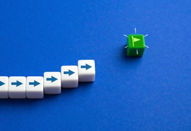 Kontrol noktasına ya da dönüm noktasına ulaş. Bir hedefe doğru ilerleme, iş, kişisel büyüme veya proje geliştirmede kilometre taşlarını işaretlemek. Başarılar, teslim tarihleri, kilit adımlar tamamlandı.
