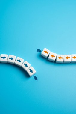 Katılmamak. Farklı görüş ve yönlere sahip olmak. Farklı bir ideoloji. Çıkar çatışması ve çatışmadan korumak için. Anlaşmazlıklardan kaçınmak. Diplomatik çözümler. Barışçıl çözüm,