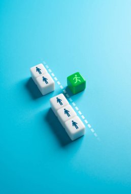 İlk adımı at, çizgiyi geç. Girişim, risk alma. Kişisel hedeflere, profesyonel hırslara ya da hayat değiştiren kararlara doğru cesur bir hamle..