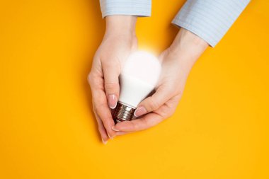 Ampul fikri elimizde. - İyi fikir. Patent ve entellektüel haklar. Yaratıcı çözümler, orijinal çalışmaları korumak. Girişimcilik ya da bilimsel buluşlar.