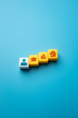 Bir insanın başarısının kilometre taşları. Kişisel ya da mesleki ilerlemeyi gösteren önemli başarılar. Kariyer kilometre taşları, eğitim başarısı veya hedeflere giden yoldaki zorlukların üstesinden gelmek.