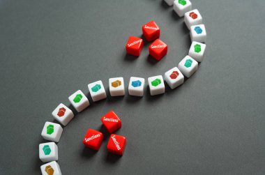 Para akışı onaylanmış yetkileri atlatır. Finansal borç alma piyasaları onaylanmış kuruluşlar tarafından erişilemez. Gölge finansal sistemleri, alternatif borç verme platformları ve küresel para transferleri