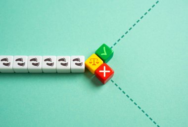 Farklı yönlere giden kararı tartın. Dikkatli analiz, risk değerlendirmesi ve en iyi yolu seçmek. Karşıt sonuçlara sahip karar