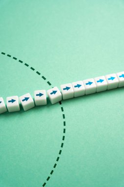 Türbülans bölgesinden çık ve işe koyul. Tüm zorluklara ve zorluklara göğüs germek. İş ve hayattaki dengesizlikleri ve zorlukları aşmak. Zorlukların arasında gezinmek.
