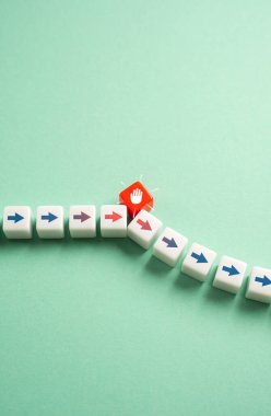Kısıtlamalar büyük ölçüde planı değiştirir. Çalışma hızında ve verimlilikte düşüş. Yasaklar ve reddedenler. Düzenleyici değişiklikler, işyeri politikaları veya ayarlamaları zorlayan öngörülemeyen engeller.