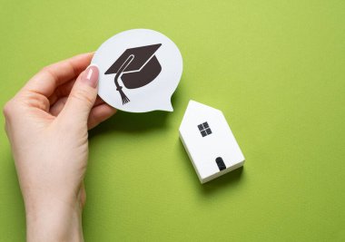 Akıllı ev, konsept. Modern yaşamda yenilik. Gelişmiş teknoloji kolaylığı, güvenliği ve enerji verimliliğini arttırıyor. Ev otomasyon trendleri