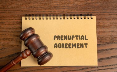 Evlilik öncesi anlaşma. Evlenmeden önce iki kişi arasında yapılan hukuki sözleşme, mal varlığının, borçların ve maddi meselelerin evlilik süresince ve boşanma halinde nasıl ele alınacağını belirtir.