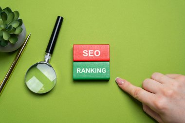 SEO sıralamasında sözcüklerle bloklar. Özel bir anahtar sözcük veya ifade için arama motoru sonuç sayfalarında (SERP 'ler) bir web sitesi veya web sayfası konumlandırın. İnternet ve teknoloji kavramı