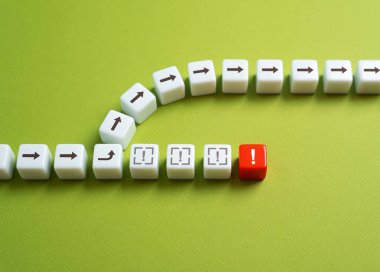 Alternatif bir yoldan git. Uyarılara kulak verin. Gecikmeler ya da tehlikeler. Yönlendirme ve daha sorunsuz yolculuklar sağlanıyor.