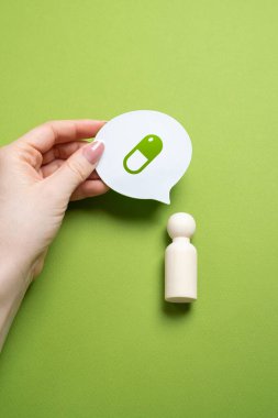 Depresyon ve zihinsel bozuklukların tedavisi. Antidepresanlar, ruh hali dengeleyiciler ve terapi duygusal refahı arttırır, bireylerin yeniden denge kazanmasına yardımcı olur..