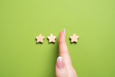 Üç yıldızdan birini kaybettik. Reytingler düşüyor. Göstergeler ve itibar kötüye gidiyor. Reytingler düştü. Hataları düzelt ve popülerliği geri getirmek için servisi iyileştir.