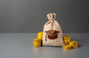 Bozuk paralarla dolu para çantası ve öğrenci şapkası sembolü. Okul harcı ya da burs için biriktiriyorum. Finansman koleji, uzmanlık eğitimi, ya da kariyer geliştirme. Profesyonel büyüme.