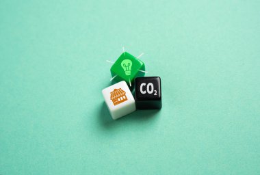 Karbon ayak izini ve çevresel etkiyi azaltan ticari yenilikler. Çevre dostu hedeflere ulaş. Sürdürülebilir enerji, atık azaltma ve karbon nötr üretim