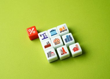 Yüksek faiz oranları veya tarifeler işletmeleri ve endüstriyel üreticileri yetki alanından çıkmaya zorluyor. Koruyucu ticari önlemler. Yatırım kararlarına etki ediyor. Mali ve düzenleyici baskı