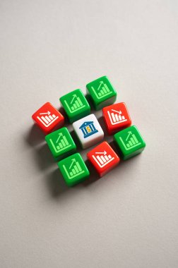 Banka ve ısı haritasında hisse senedi fiyatları ve endeksleri var. Dinamik piyasa hareketleri ve gerçek zamanlı yatırım eğilimleri.