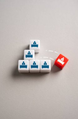 Resmi ve bürokratik bir hiyerarşinin reddedilmesi. Bürokraside ya da güç yapılarında değişimler. İş kaybı, iç çatışma ve hükümet veya kurumsal sistemlerde yeniden yapılanma.