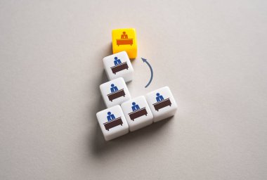 Orta düzey yöneticilerden yeni bir müdür atanacak. Hükümet yapısı ya da iş şirketi içinde bir güç darbesi. Liderlik geçişleri ve iş ve siyasette beklenmedik kariyer değişiklikleri.