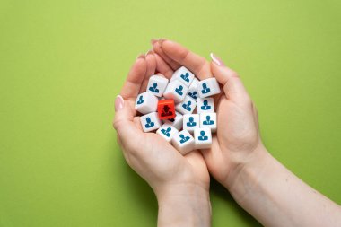 Personel içindeki rakiplerin casusları ve ajanları. Köstebekleri ya da köstebekleri tanımla. Muhbirler hassas verileri sızdırır. Fikir mülkiyetini ve şirket sırlarını koruyor.