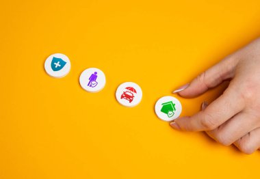 Bir sigorta şirketi seçiyorum. Yaşam, sağlık, mülk ve risk koruma seçeneklerinin karşılaştırılması.