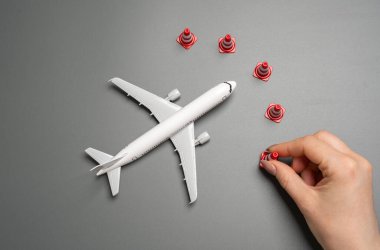 Yolcu uçuşlarında kısıtlamalar. Hava sınırlarının kapatılması. Hava taşıma yasağı. Zorunlu kısıtlamalar, jeopolitik gerilimler veya uluslararası hareketliliği etkileyen kamu sağlığı acil durumları.
