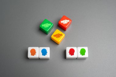 Anlaşmanın tüm taraflarını tatmin edecek bir anlaşma. El sıkışma ve kasılma. Başarılı müzakereler karşılıklı fayda, uzun vadeli güven ve bütün anlaşma tarafları arasında işbirliği getirir.
